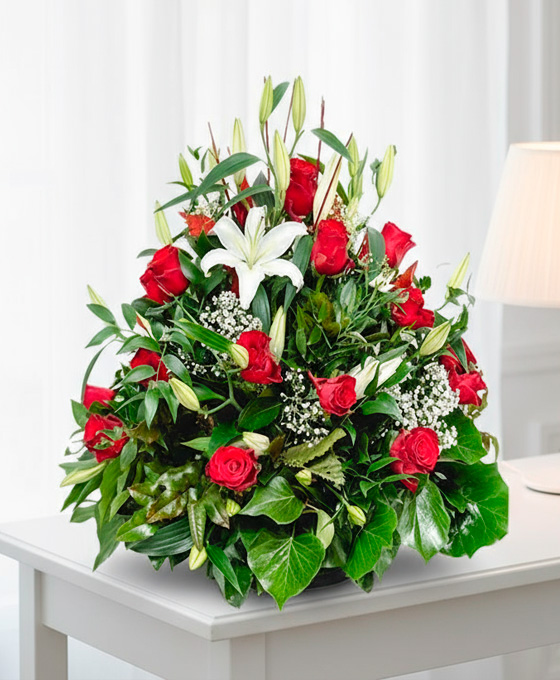 Gesteck mit Rosen und Lilien