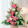 Hohes Gesteck mit Lilien und Rosen