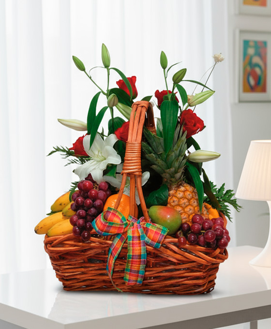 Obstkorb mit Rosen