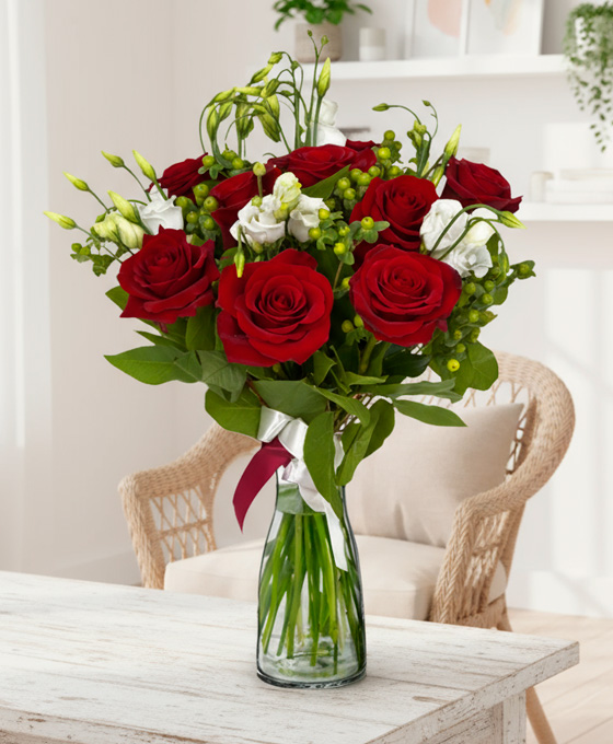 Strauß mit 9 Rosen und weißem Lisianthus