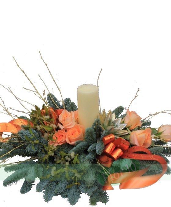 Weihnachtliches Tischgesteck mit Kerze und Rosen